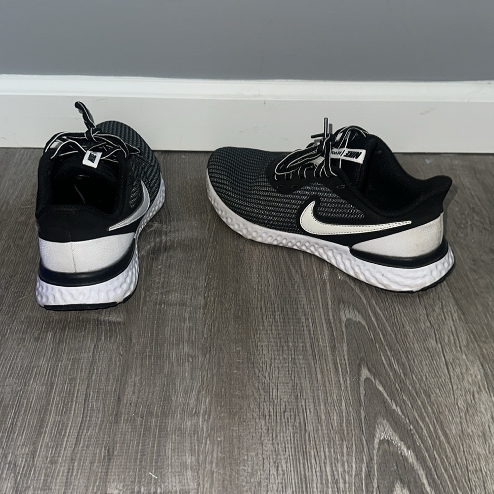 **LIKE NEW** NIKE RUNNING SHOES - Picture 2 of 3